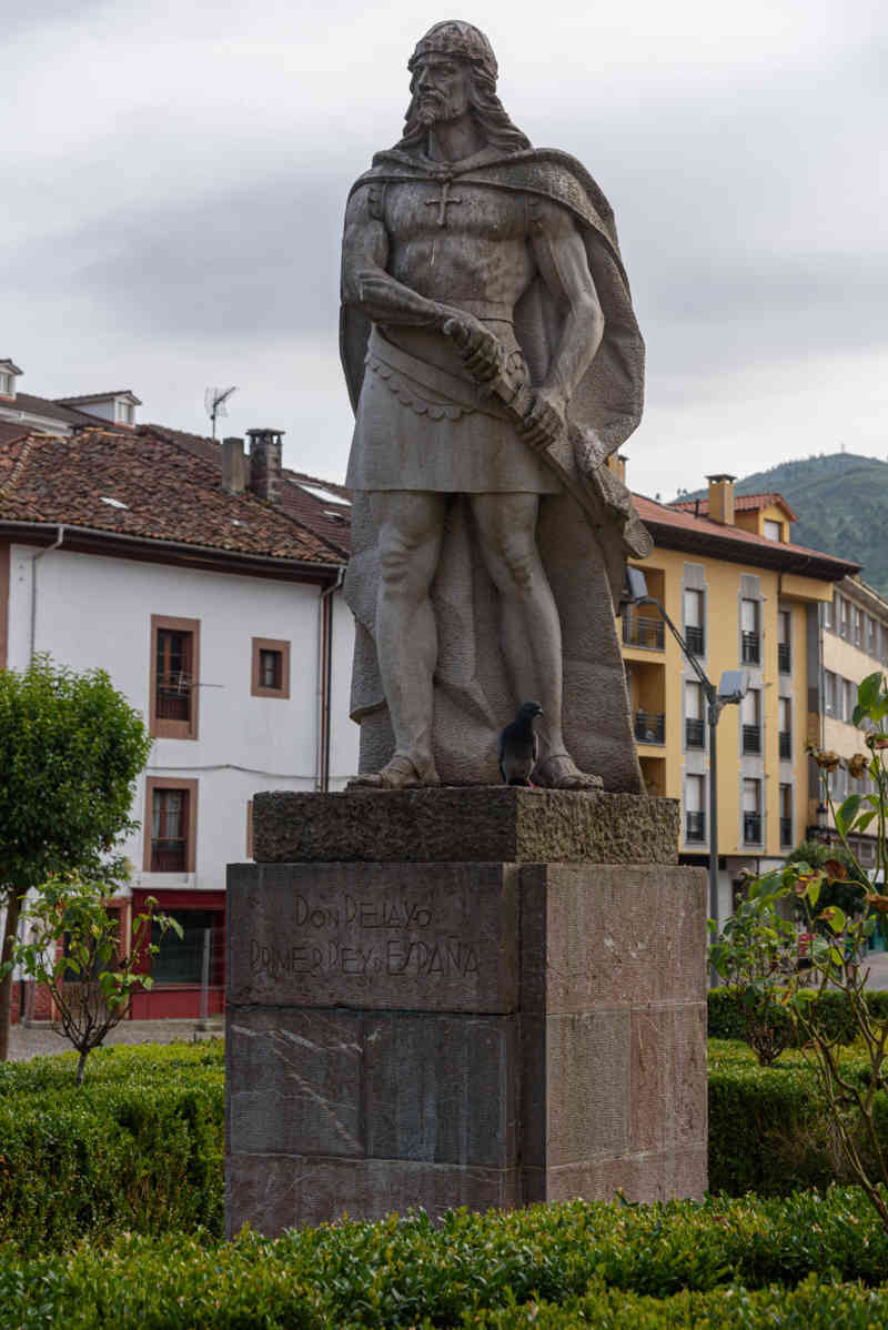 Principado de Asturias 011 - Cangas de Onís - monumento a Don Pelayo.jpg